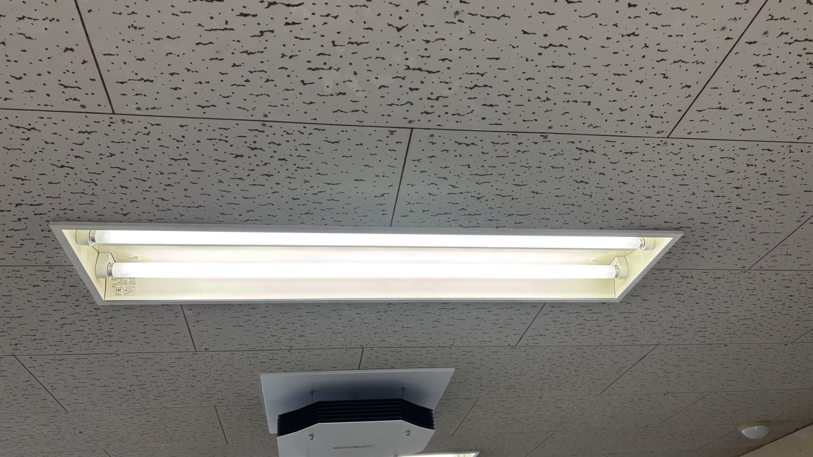 交換前の器具。Hf蛍光灯2灯