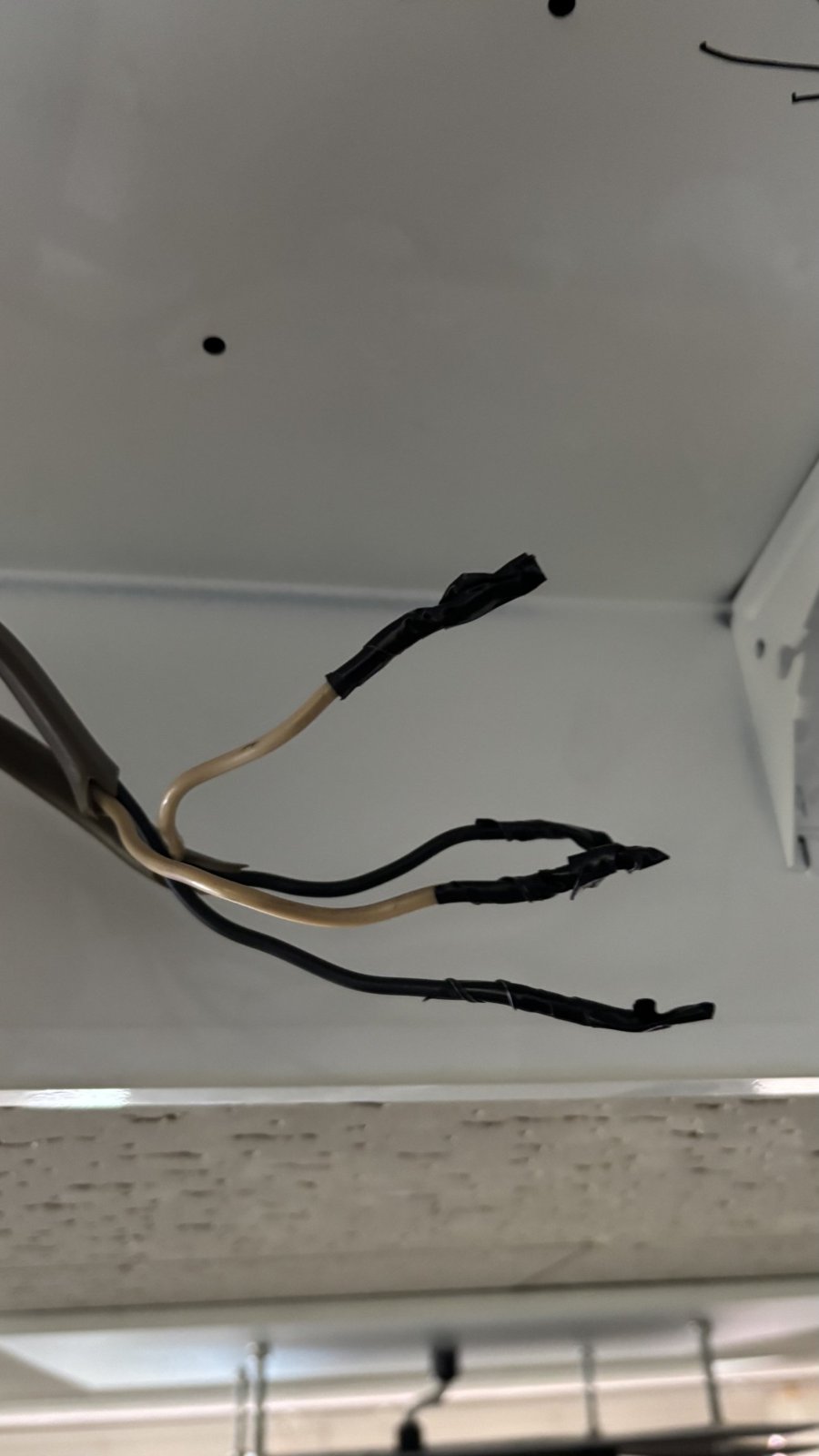 外した電源線の先端をテープで絶縁