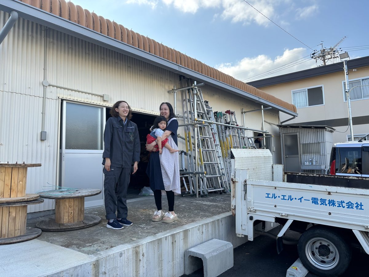 事務所兼倉庫の前に立つスタッフ