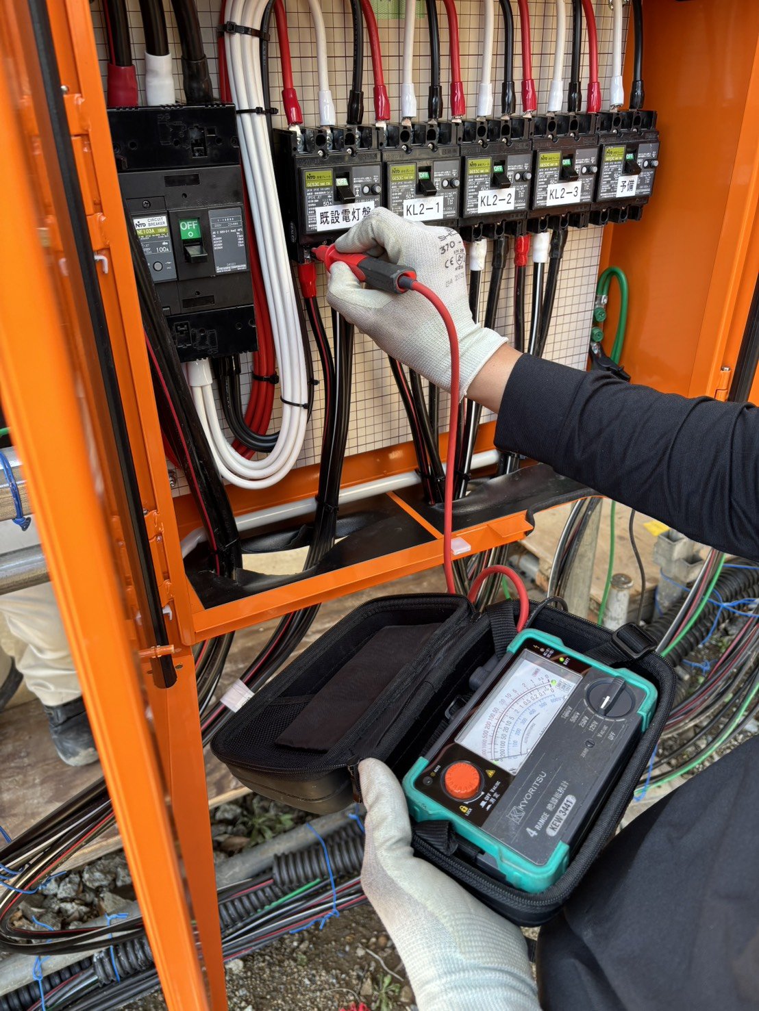 分電盤の負荷側回路を絶縁抵抗計KEW3441で測定している様子