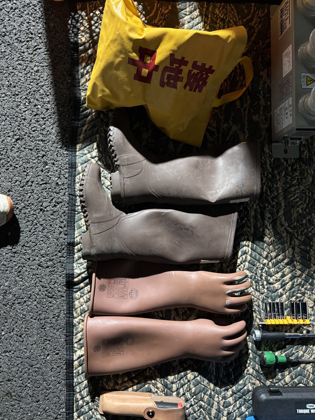 保護具（高圧ゴム手袋・ゴム長靴・検電器）