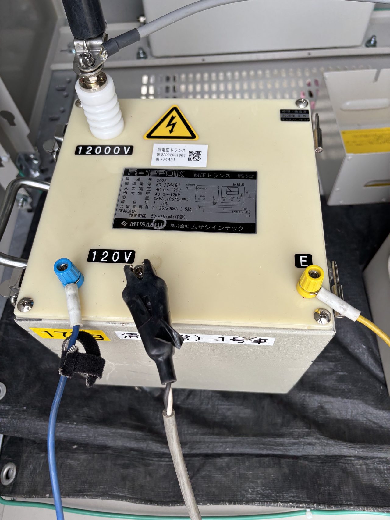 R-1220K耐圧トランスの銘板。12000V/120V/E端子