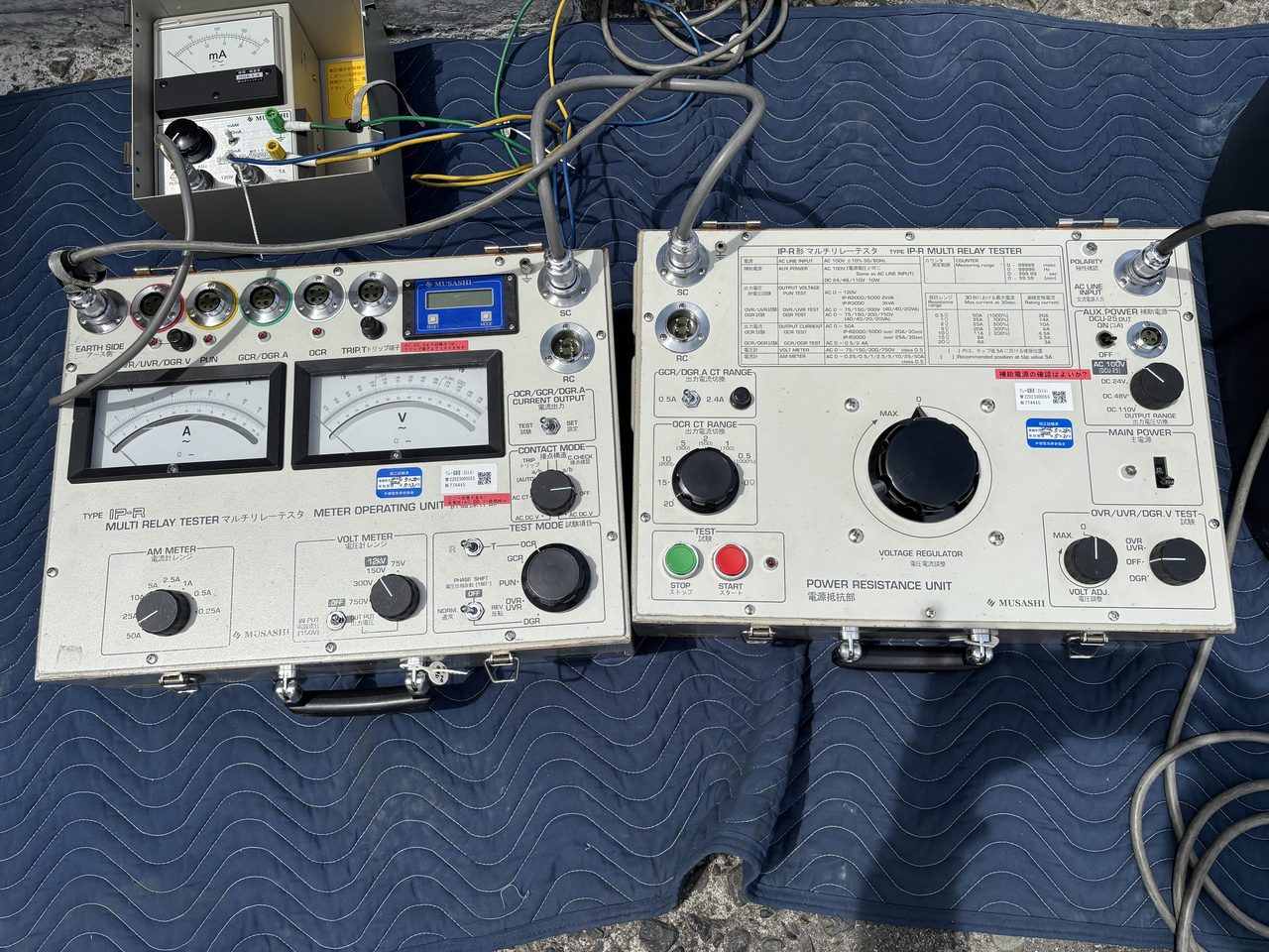 青いマットの上に置いた制御部。IP-Rマルチリレーテスタと電源抵抗部の2台