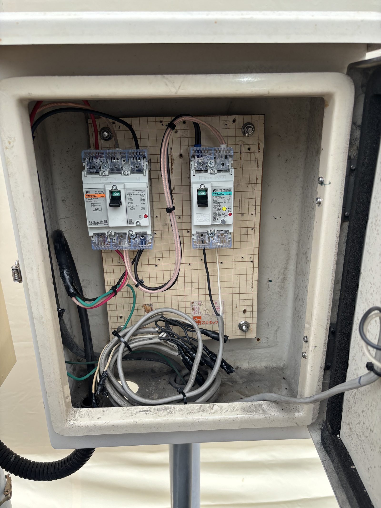 分電盤に取り付けた配線用遮断器と漏電遮断器