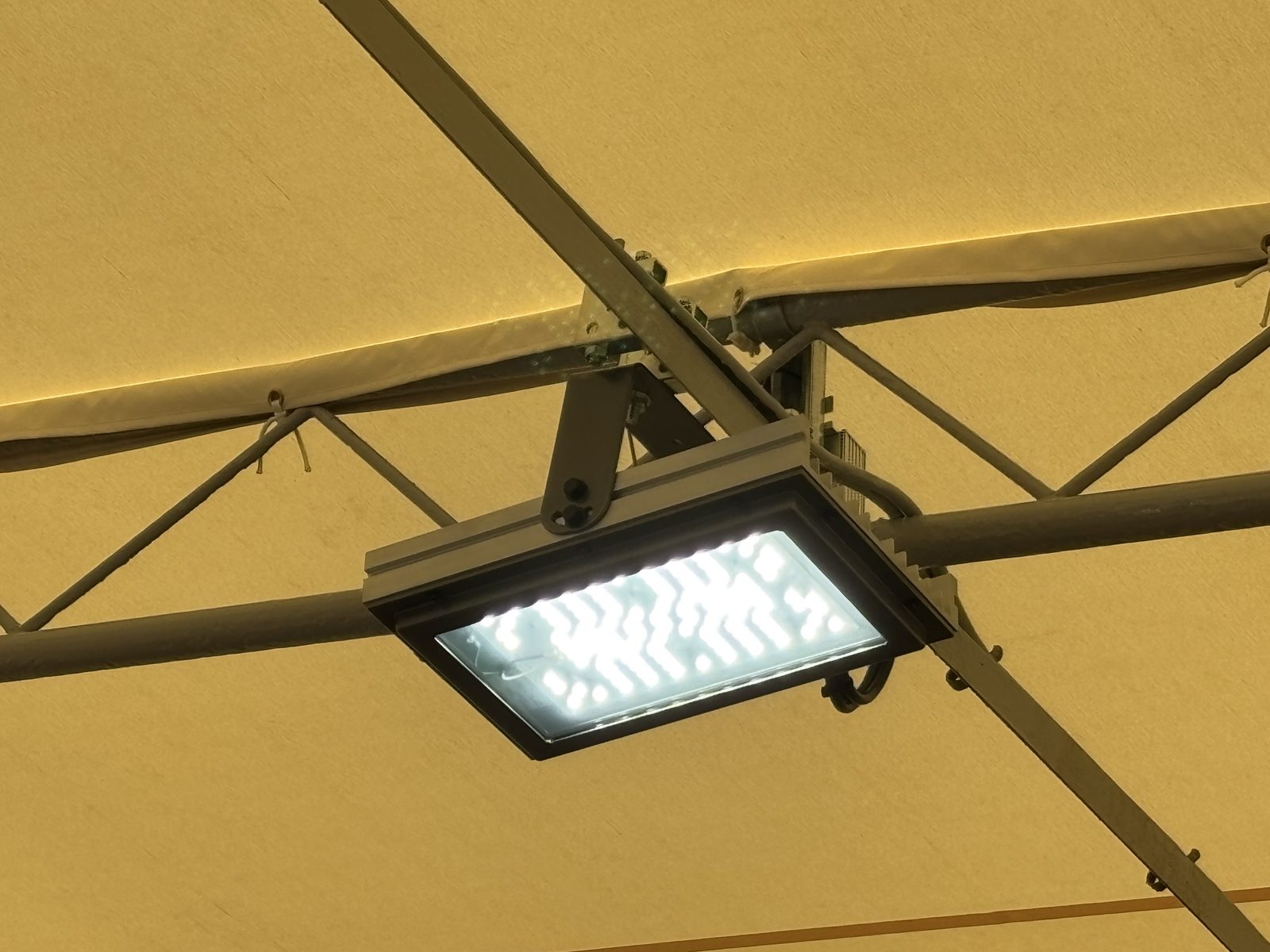 点灯した高天井LED器具