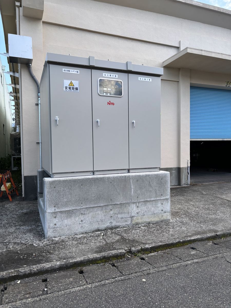 設置が完了したキュービクル正面