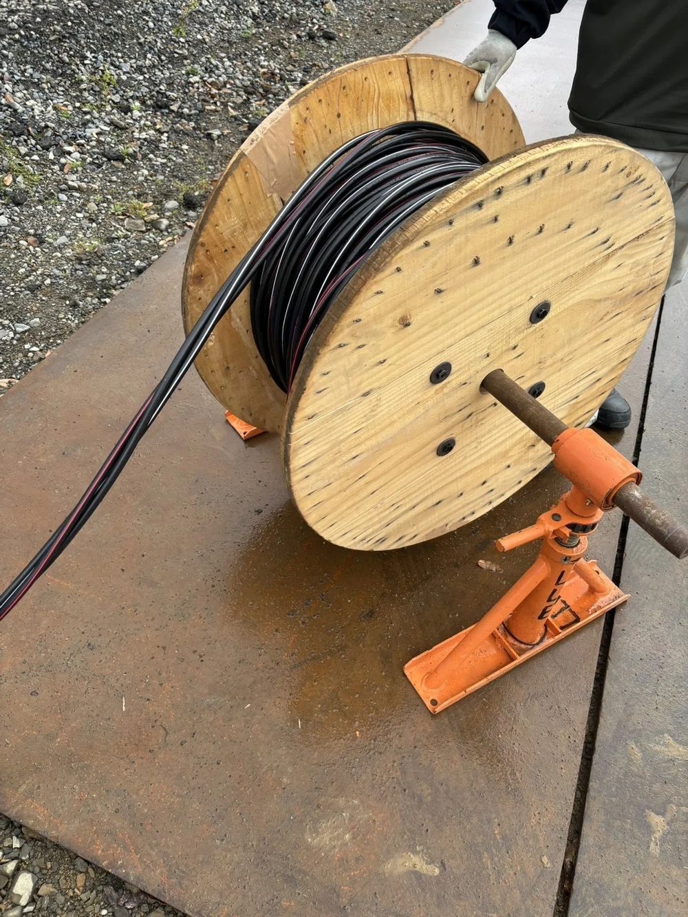 ケーブルドラムからの通線作業