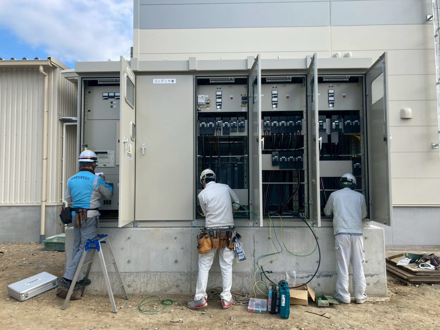 キュービクル設置工事を進める施工スタッフ