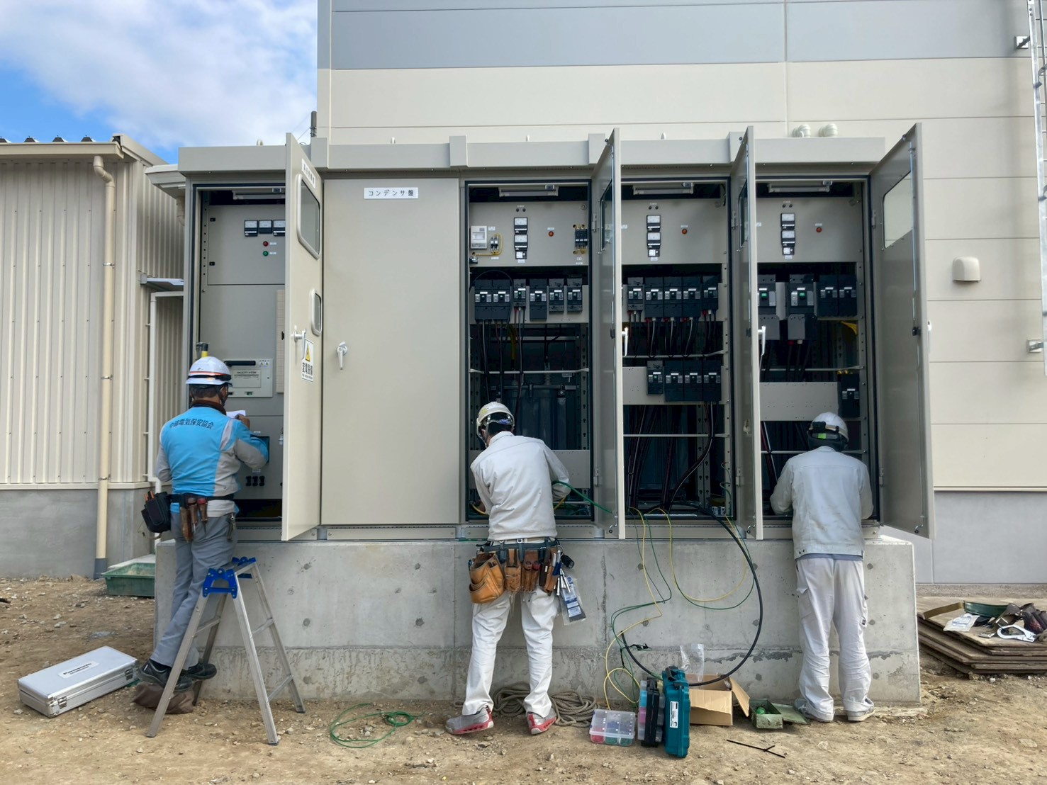 キュービクル据付・結線工事の施工風景｜受変電設備の交換作業