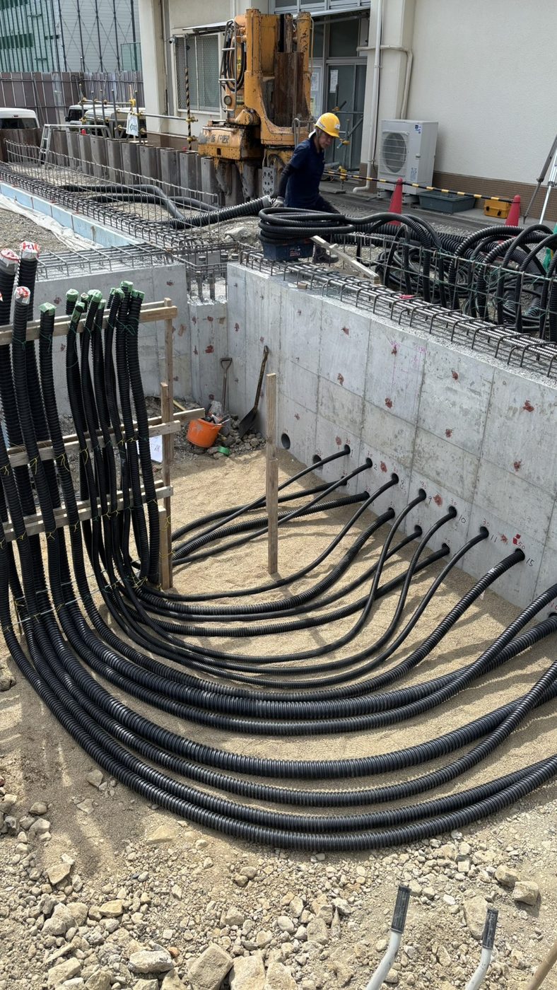 建物外周に敷設した電気設備の地中埋設配管（FEP管）