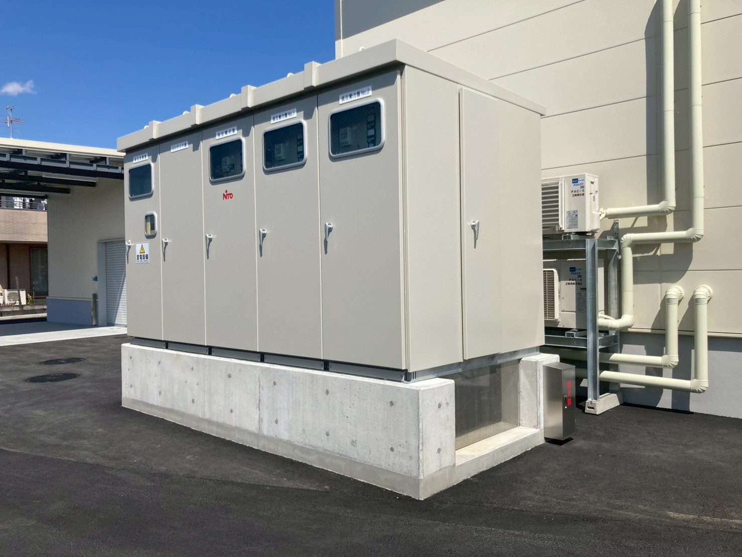 新築建物の屋外に設置した高圧受変電設備（キュービクル・5面盤）