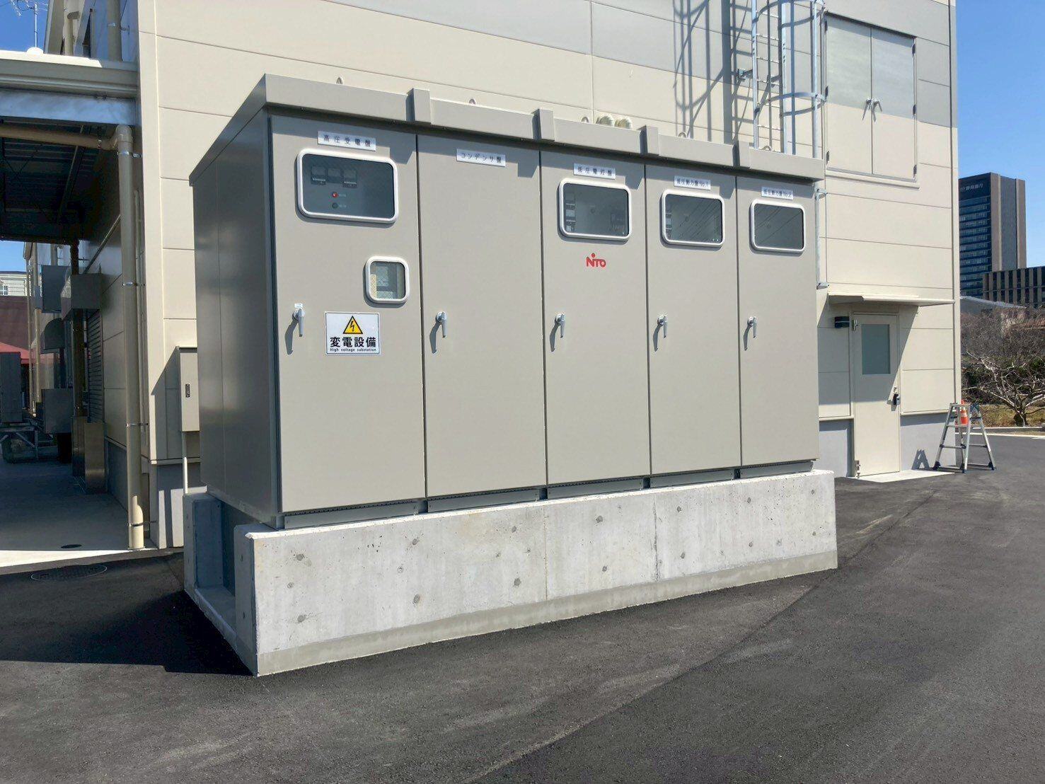 屋外に設置されたキュービクル式高圧受電設備の外観