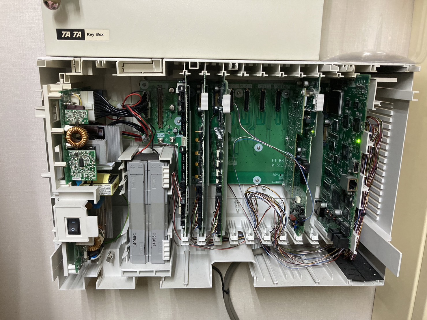 PBX構内交換機の基板｜通信設備工事